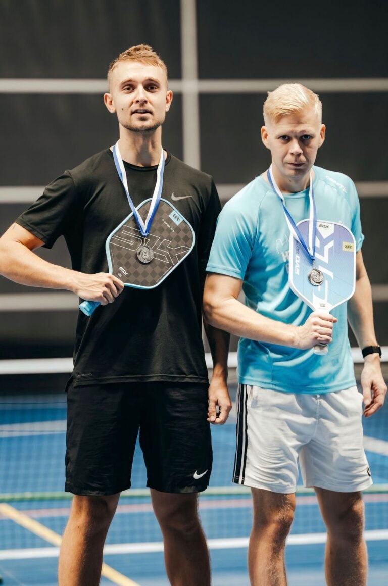 Pelaajat poseeraavat voittamiensa mitallien kanssa pickleballissa Helsingissä