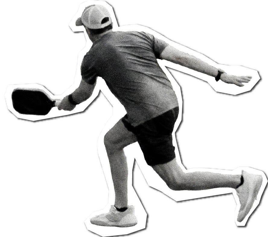 Pickleball-pelaaja pelaamassa Helsinki Dinkersin hero-osiossa