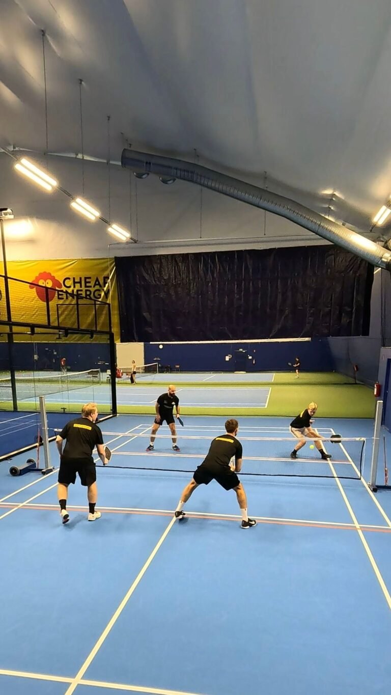 Helsinki Dinkers harjoittelee pickleballia Helsingissä